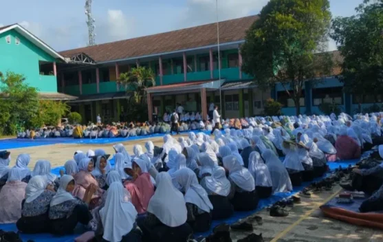 Ilustrasi pintu gerbang sekolah di Kota Tangerang dengan siswa