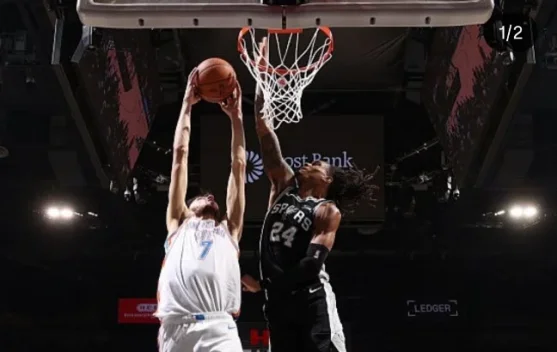 Pertandingan Spurs melawan Knicks di lapangan basket