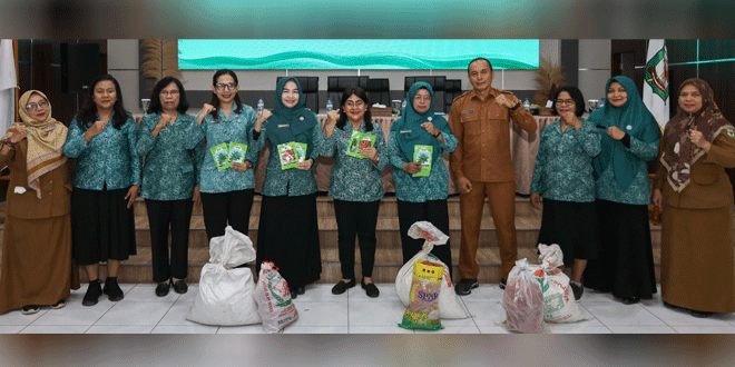 Penyerahan bibit sayuran dan pupuk kompos di Pematangsiantar