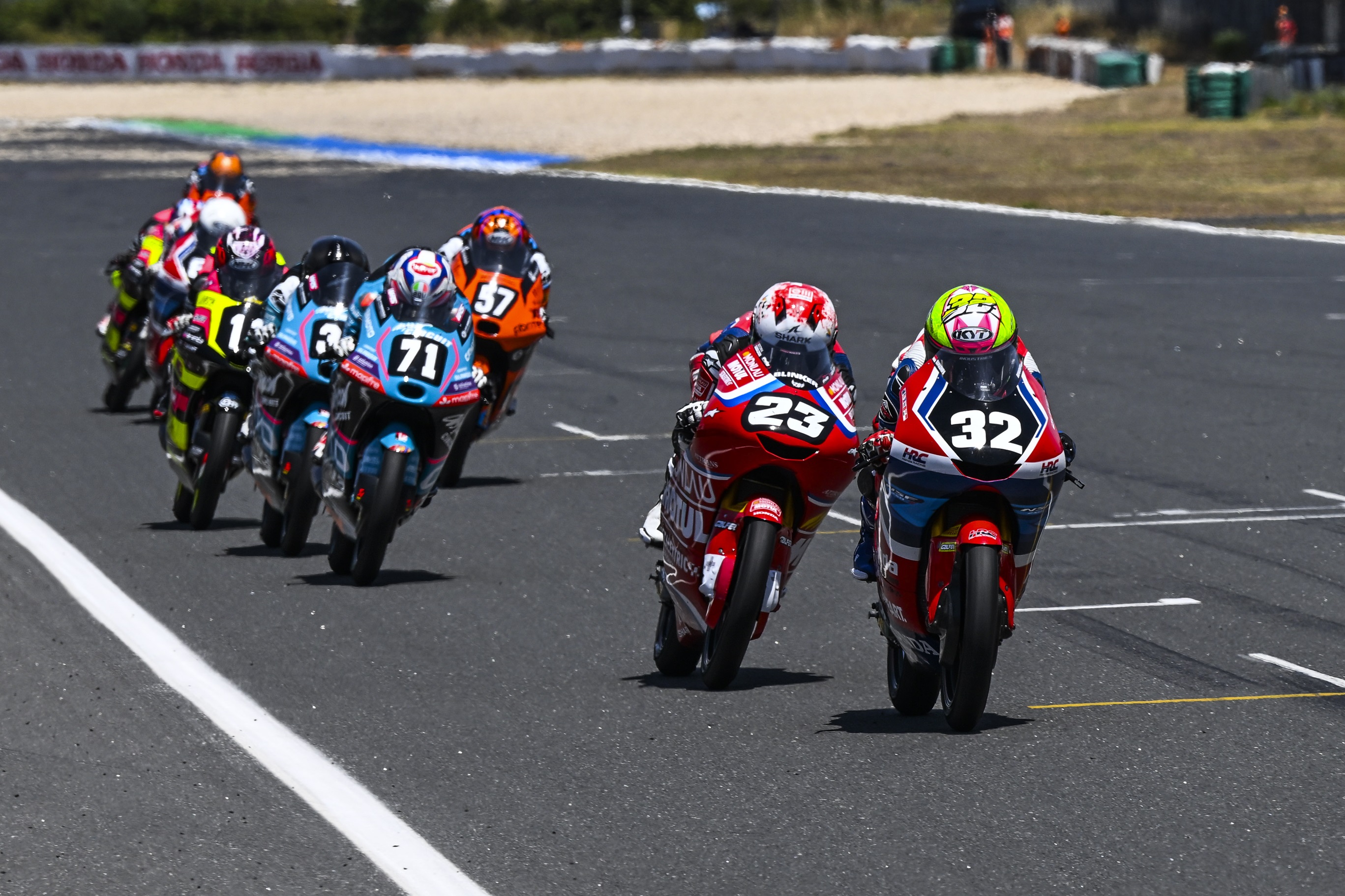Kiandra Ramadhipa merayakan kemenangan di Moto3 Junior Estoril 2026