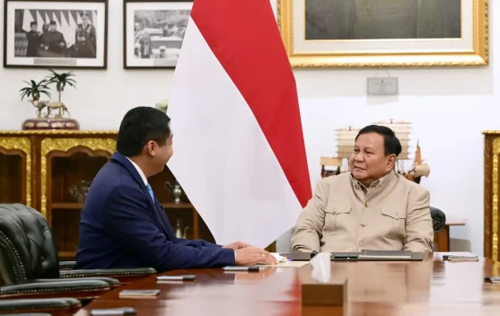 Presiden Prabowo menerima laporan perkembangan program perumahan di Istana Merdeka