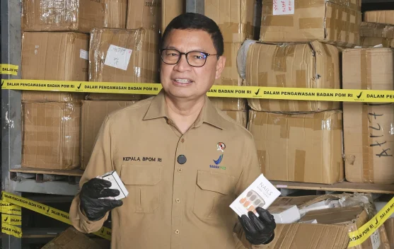 Petugas BPOM menyegel gudang kosmetik impor ilegal di Tangerang