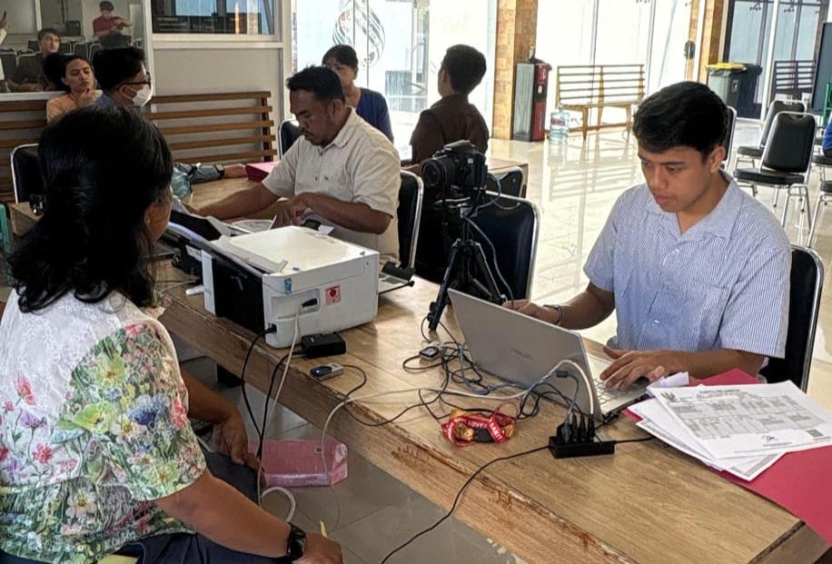 Petugas Imigrasi melayani pengurusan paspor di Rumah Sakit Advent Medan