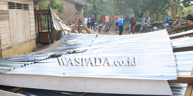 Bupati Serdang Bedagai meninjau rumah rusak akibat angin kencang di Sei Rampah