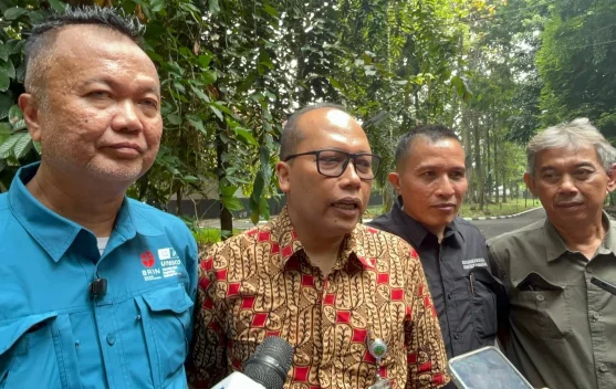 Petugas kehutanan memeriksa kawasan hutan sebagai bagian pengawasan multiusaha kehutanan