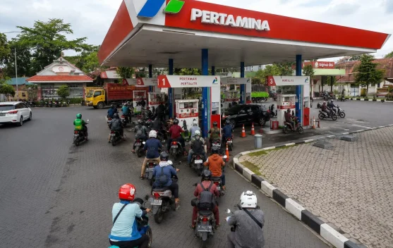 Ilustrasi pendaftaran barcode MyPertamina dan verifikasi dokumen kendaraan