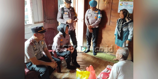 Kapolsek Siantar Barat menyerahkan bantuan sembako kepada warga di Jalan Simbolon