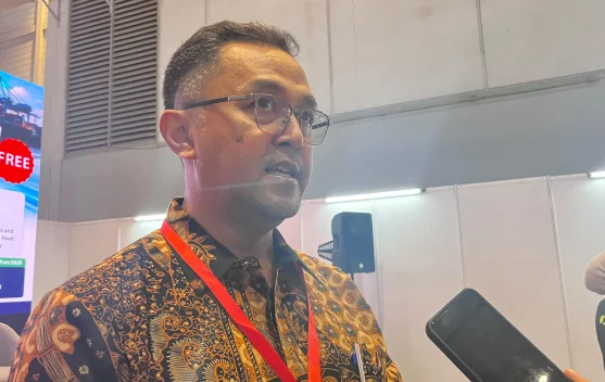 Ilustrasi gulungan bahan baku plastik di pabrik kemasan