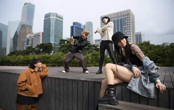 Idola K-Pop tampil di panggung dengan busana trendi yang memengaruhi fashion global
