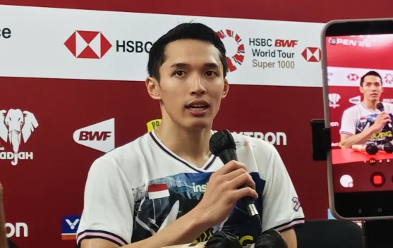 Jonatan Christie beraksi di lapangan Istora Senayan saat Indonesia Open 2026