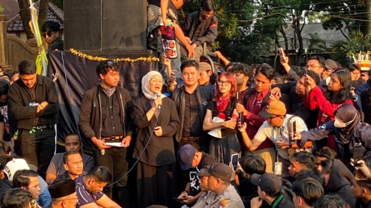 Ketua DPRD Kota Malang menerima aspirasi mahasiswa di depan Gedung DPRD