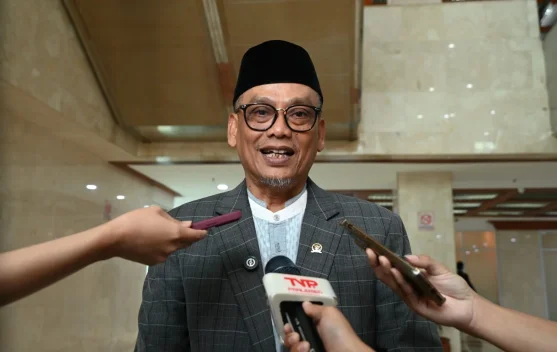 Ilustrasi guru mengajar dengan angka anggaran pendidikan di latar