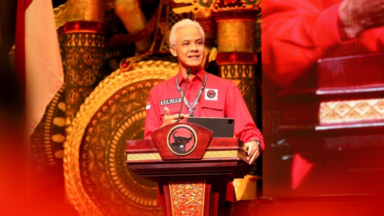 Ganjar Pranowo memberikan arahan pada Bimtek Fraksi PDIP se-Jawa Timur di Bali