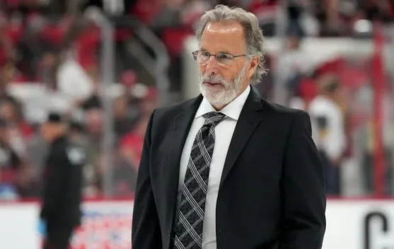 John Tortorella di pinggir gelanggang saat memimpin tim