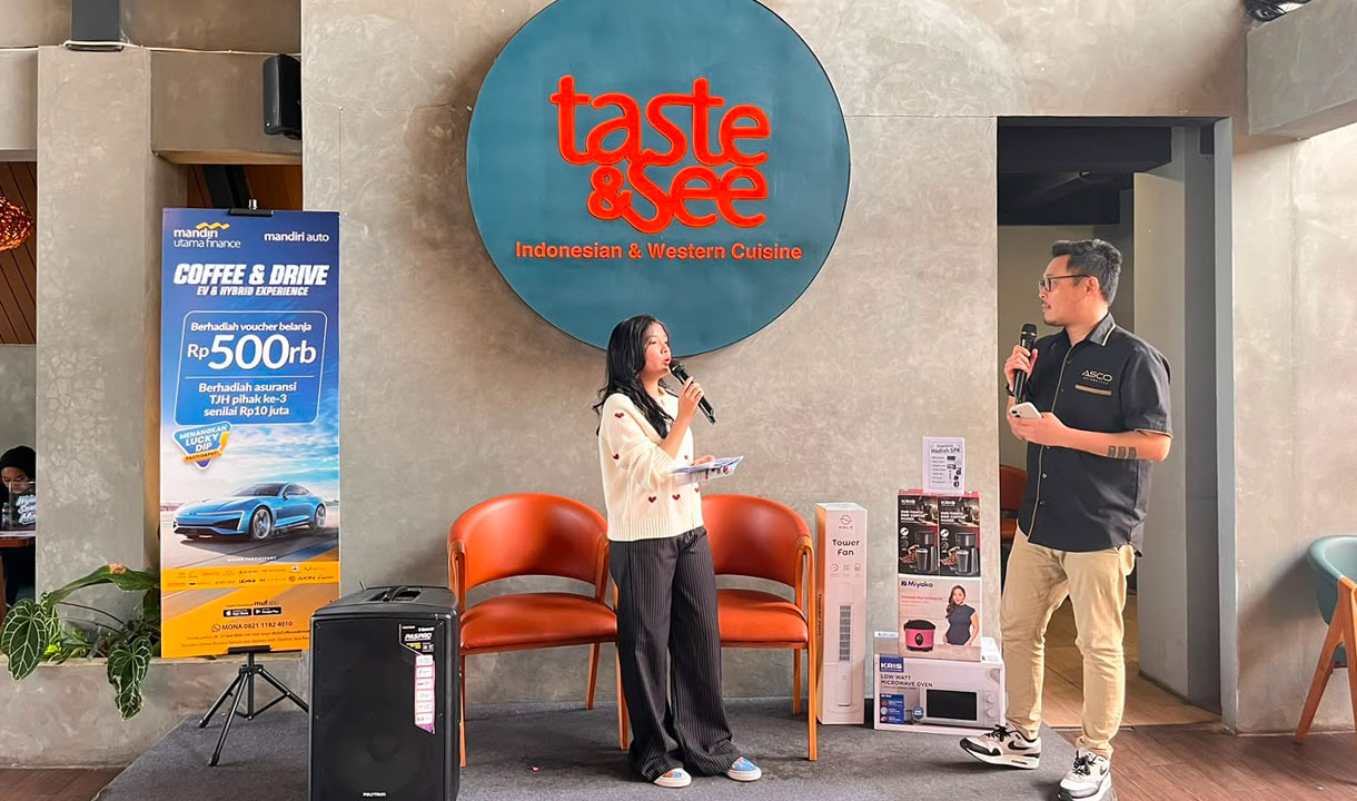 Pengunjung mencoba kendaraan listrik pada acara EV Coffee and Drive MUF