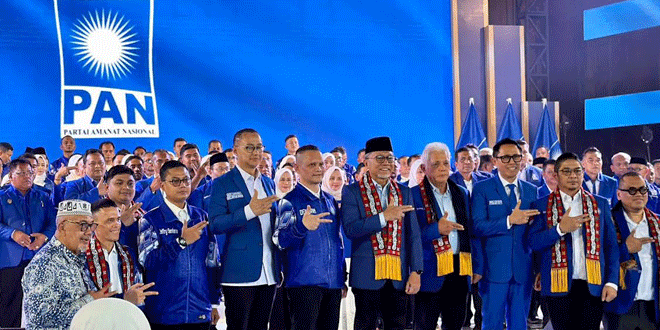 Zulkifli H. Adam saat dilantik sebagai Ketua DPD PAN Kota Sabang di Banda Aceh