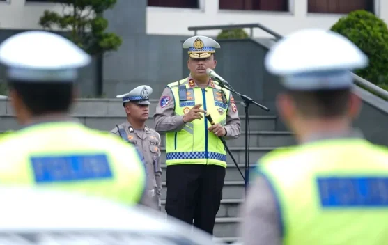 Petugas kepolisian lalu lintas memberikan sosialisasi keselamatan jalan kepada pengendara