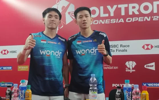 Raymond Indra dan Nikolaus Joaquin merayakan kemenangan di Istora Senayan