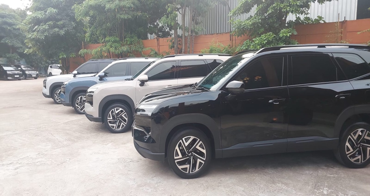 Wuling Eksion PHEV melaju di jalan raya selama Media Drive