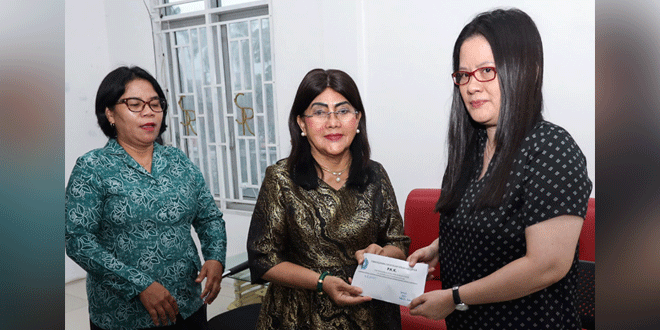 Ketua TP PKK Liswati menyerahkan tali asih kepada Asima Sidabutar korban kebakaran