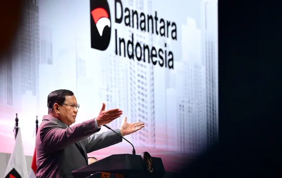 Ilustrasi kantor BUMN dan laporan efisiensi keuangan