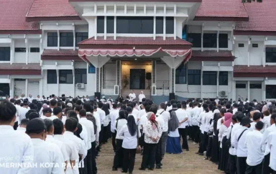 Menteri Dalam Negeri Tito Karnavian berbicara di rapat Komisi II DPR, Senayan 8 Juni 2026