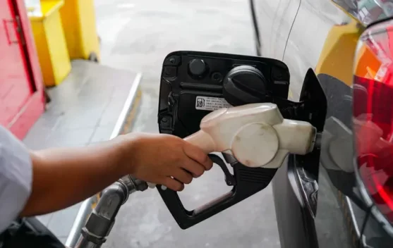 Ilustrasi pengisian bahan bakar biodiesel B50 di SPBU