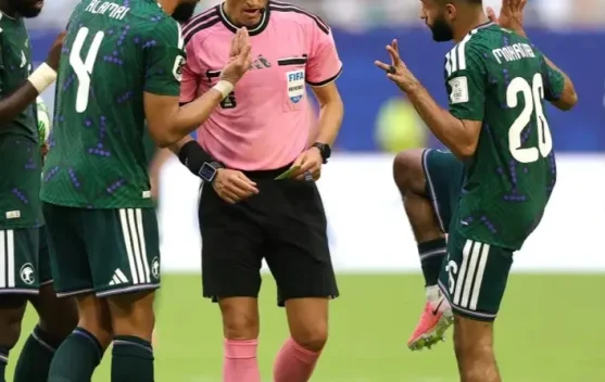 Maurizio Mariani mengenakan seragam pink saat memimpin pertandingan di Miami