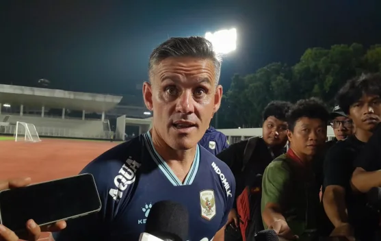 John Herdman usai memimpin latihan Timnas Indonesia di Stadion Madya Senayan, Jakarta