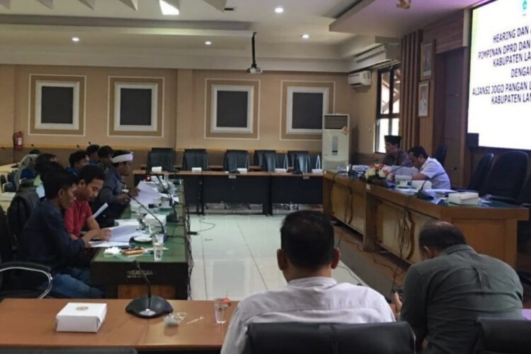 Aliran sungai tersier di Desa Waruwetan yang diduga ditimbun perusahaan