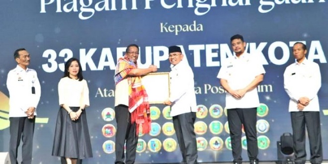 Bupati Simalungun menerima penghargaan dari Menteri Hukum saat peresmian Posbankum di Medan