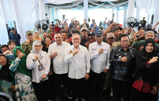 Gudang pupuk nasional dengan karung pupuk siap distribusi