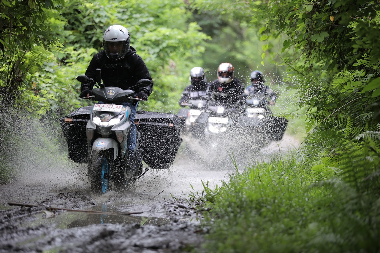 Peserta Gear Ultima Ride Celebes di Palu dengan pemandangan Bukit Salena