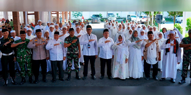 Wali Kota Wesly Silalahi menepungtawari jamaah haji Pematangsiantar di rumah dinas