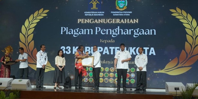 Piagam penghargaan Kemenkumham untuk Pemerintah Kota Tanjungbalai menerima penghargaan