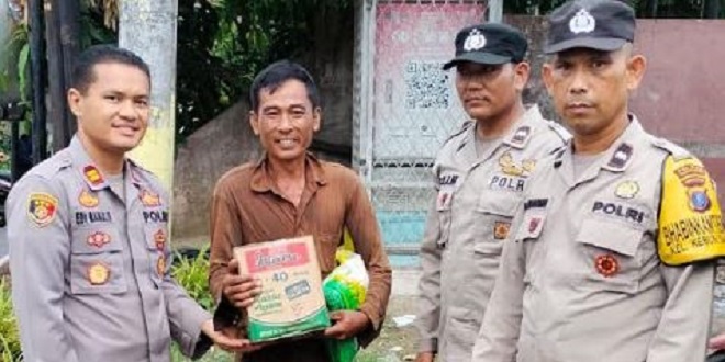 Polisi membagikan paket bantuan kepada pemulung di Siantar Timur saat bakti sosial
