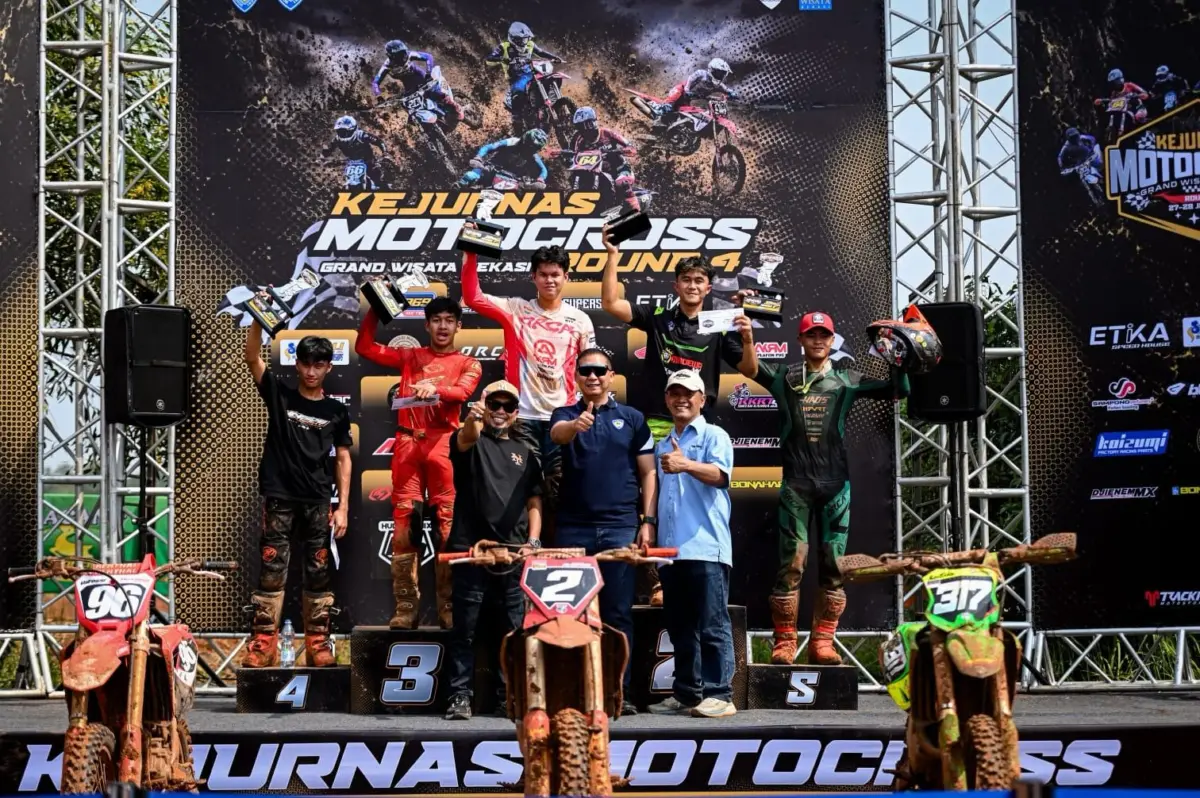 Ivan Valrossi di podium MX2 Kejurnas Motocross Bekasi 2026