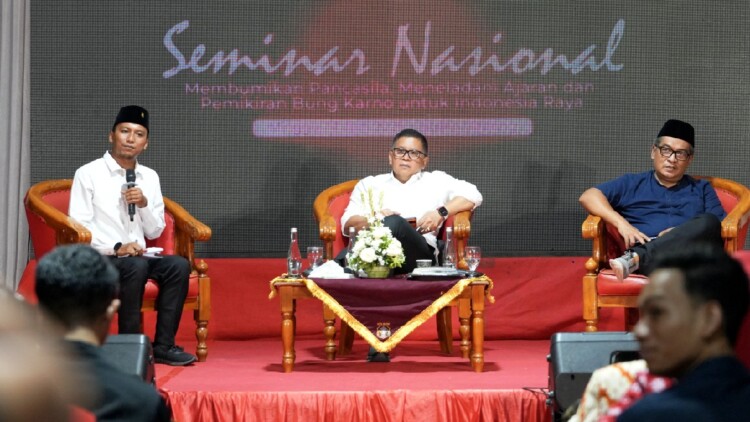 Seminar Bulan Bung Karno di Istana Gebang, Kota Blitar dengan pembicara dari PDI Perjuangan