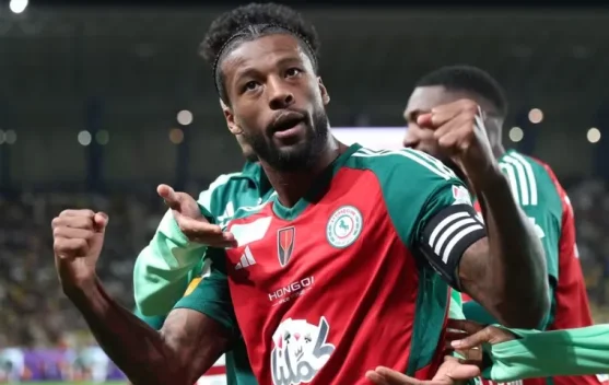 Georginio Wijnaldum mengenakan jersey Al-Ettifaq di lapangan