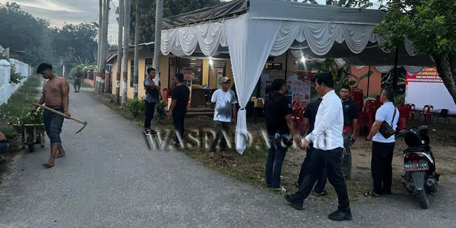 Personel Polres Labuhanbatu dan warga merapikan posko Kampung Bebas Narkoba di Rantau Utara
