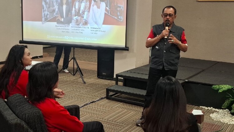 Peserta pelatihan komunikasi politik kader Gen Z PDI Perjuangan Surabaya berdiskusi