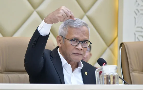 Anggota DPR membahas RUU Pemilu dalam rapat