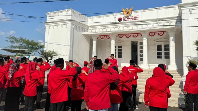 Upacara peringatan Hari Lahir Pancasila di halaman kantor DPC PDI Perjuangan Sumenep