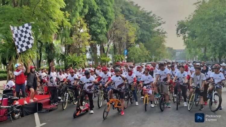 Ribuan pesepeda gowes Bulan Bung Karno melewati jalan protokol Surabaya