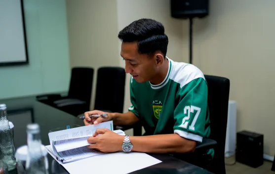 Reza Arya Pratama resmi berseragam Persebaya sebagai kiper baru Bajol Ijo