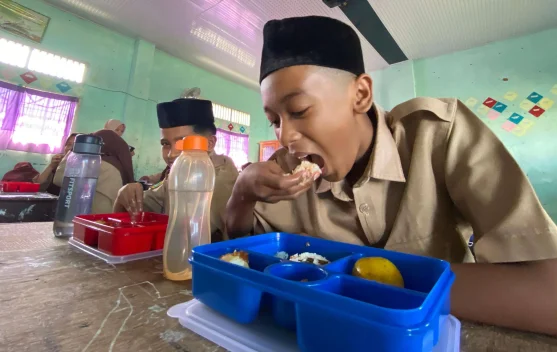Ilustrasi layanan Makan Bergizi Gratis dengan warga antre menerima makanan bergizi