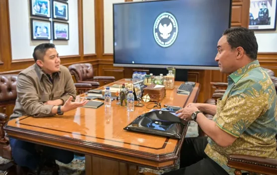 Seskab Teddy Indra Wijaya berbincang dengan Kepala BNN Komjen Pol Suyudi Ario Seto di Kantor Sekretariat Kabinet