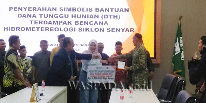 Warga penerima Dana Tunggu Hunian di Aceh Tenggara menerima bantuan di ruang kerja bupati