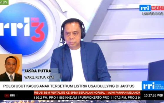 Area bermain RPTRA dengan tiang lampu dan instalasi listrik di taman kota