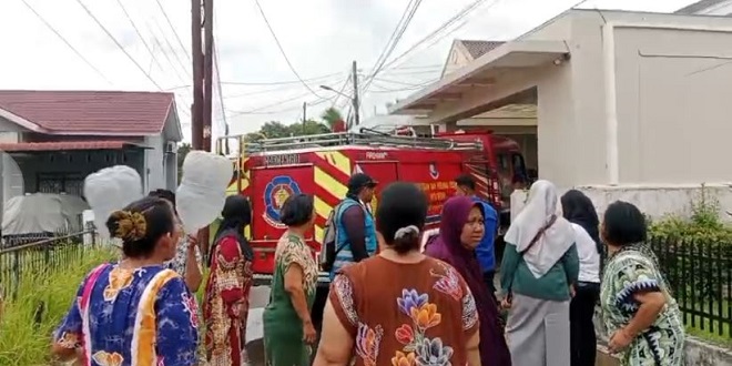 Warga protes di depan rumah pejabat terkait krisis pasokan air di Medan